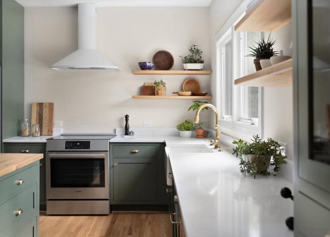 DiscoverZephyr's tweet image. Soft on style, strong on performance.
The Cypress Wall Hood in White blends seamlessly into this earthy, open-shelf kitchen—proving minimal can still make a statement.
Follow @discoverzephyr for more ways to elevate your space.
Credit: @freshairdesigns
Hood: Savona Wall