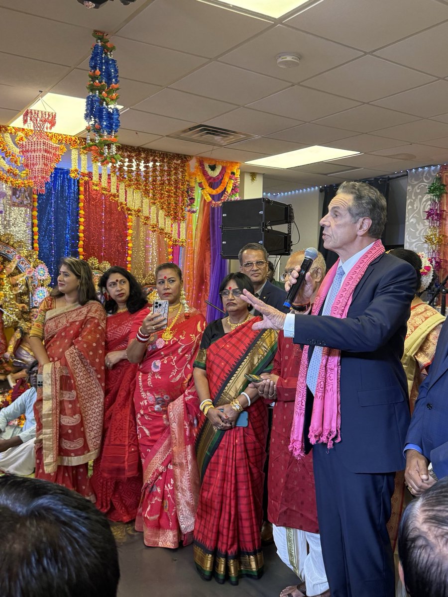 andrewcuomo's tweet image. Today in Queens, I was proud to stand with more than 250 community members at the launch of Hindus for Cuomo.

New York’s greatest strength is its diversity, and the Hindu community is a vital part of our city’s fabric. Together, we share the same goals: safe streets, schools…