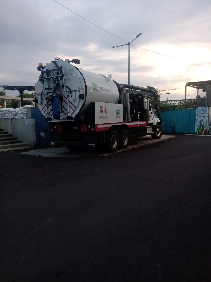 SEGIAGUA's tweet image. #Tlaloque⛈️ #BrigadaSEGIAGUA permanece en puntos de guardia durante la tarde y noche de hoy, para la atención a cualquier eventualidad por lluvias. 
 
Vehículo hidroneumático en📍 Av. 412 esquina calle 1517, colonia San Juan de Aragón VI sección, @TuAlcaldiaGAM.

Vehículo