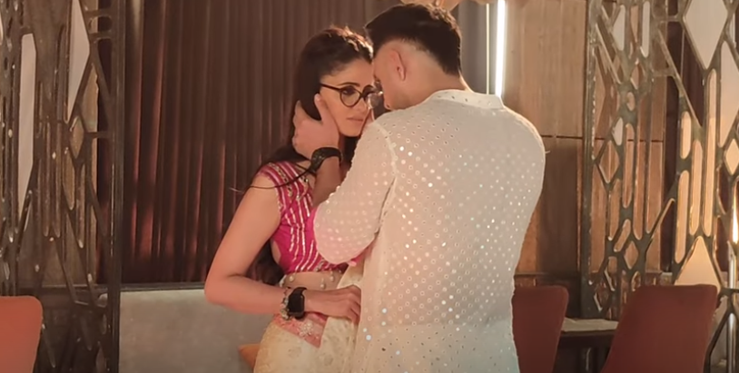 ArtNesbur's tweet photo. Before Vikrant came, she was chattering without stopping😅 looking for him to propose to her 😅

And when he came, I think she swallowed her tongue😅❤️
Our shy chatterbox is in love ❤️ In front of Vikrant's sweeping romance❤️

#Mannat #AyeshaSingh #AdnanKhan #ManVik https://t.co/8R1iAiUZIV