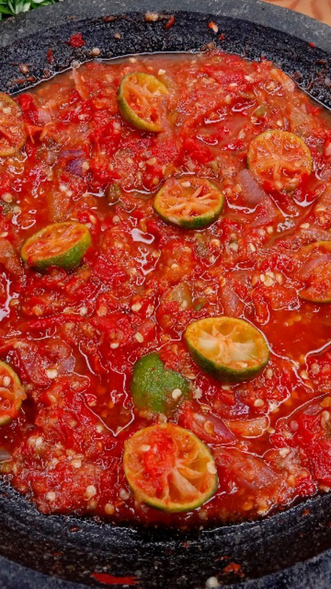 resepmamikucom's tweet image. Sambal Terasi Rebus Asem Seger

Ya Allah, sambal terasi rebus asem seger ini... kayak lagi reuni sama mantan, pedesnya bikin nagih, asemnya bikin inget kenangan, segernya bikin move on! 🌶️🤤 #SambalTerasi #PedasSegar #MasakanIndonesia #ReuniMantan resepmamiku.com/sambal-terasi-…