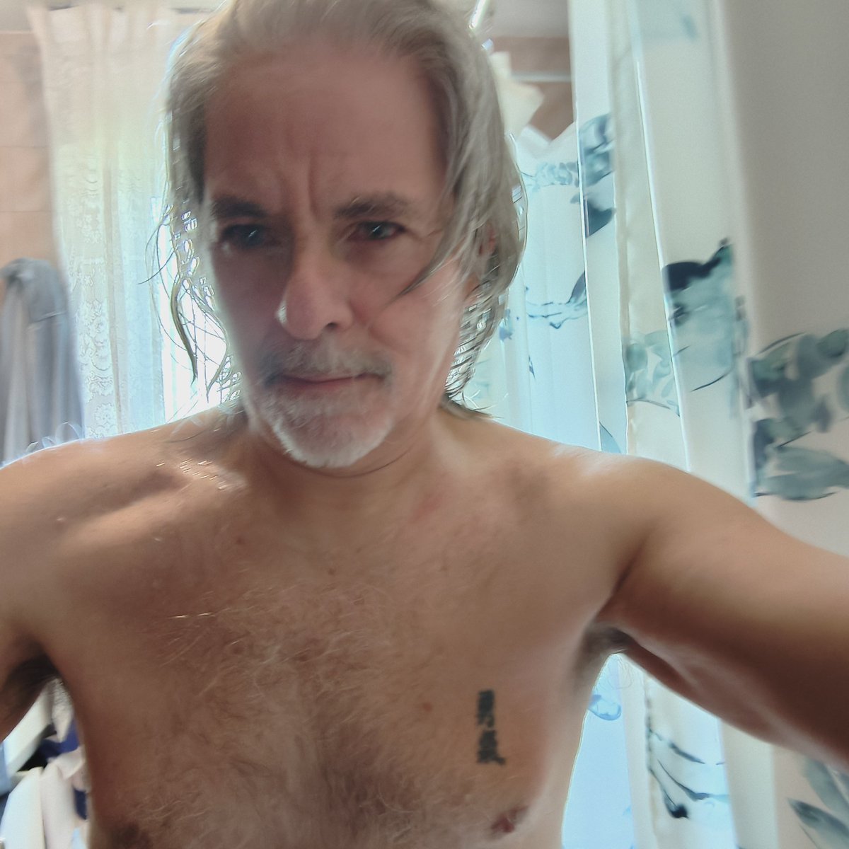 Uff.
Domingo.
Tocó baño. 

Ya uno de viejo (60!), urge de toalets más seguidas. 🤣🤣🤣

Feliz inicio de semana.
Jueves, toca Paul Thomas Anderson.
Sí, lo sé. Voy atrasado.

Pero el cine no debería verse y apreciarse a ritmo de #twitter. Es contemplación. Mis peniques al respecto.