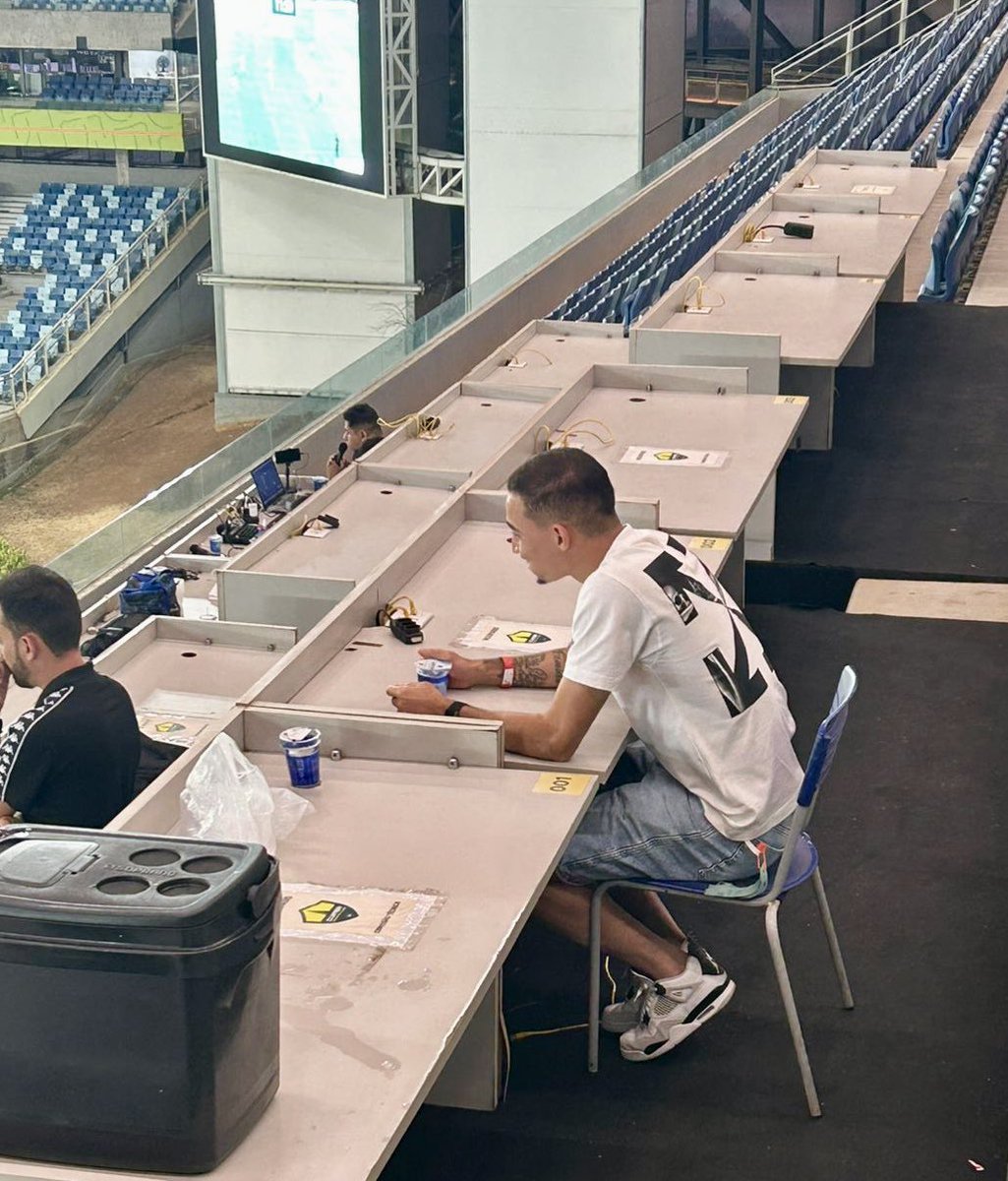 Vice-artilheiro da Série B com 9 gols, centroavante Alisson Safira acompanha o jogo do Cuiabá na tribuna. ⚽️

Atacante está suspenso pelo terceiro cartão amarelo. 🟨🟨🟨

Volante Denilson também desfalca a equipe pelo mesmo motivo. ❌

📸 Gabriel Barros / ge