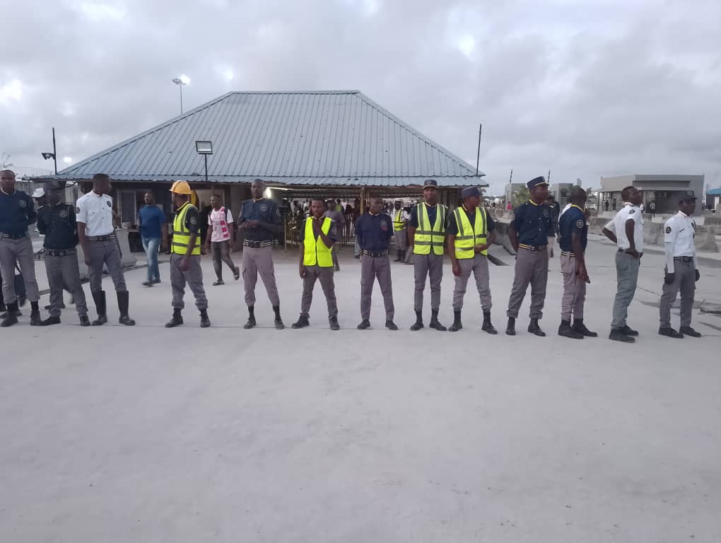 DPRP_PENGASSAN's tweet photo. After overcoming the transport failure, staff were met with a rude shock at the gate: a group of security guards was standing guard, actively preventing the entry of all Nigerian Refinery staff. https://t.co/REBJ7g1w8C