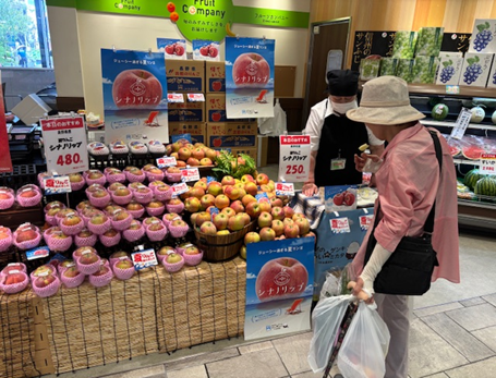 ja_greenradar's tweet photo. 夏を彩っ���シナノリップ🍎✨
爽やかな味が魅力のシナノリップ消費宣伝会を開催しました！今年も多くの方に食べていただき、信州りんごの魅力を知っていただく機会になりました。秋には「秋映」「シナノスイート」が旬を迎えるので、引き続き楽しんでくださいね🍎🍂
＃シナノリップ ＃信州りんご https://t.co/ktkkEvNPOz