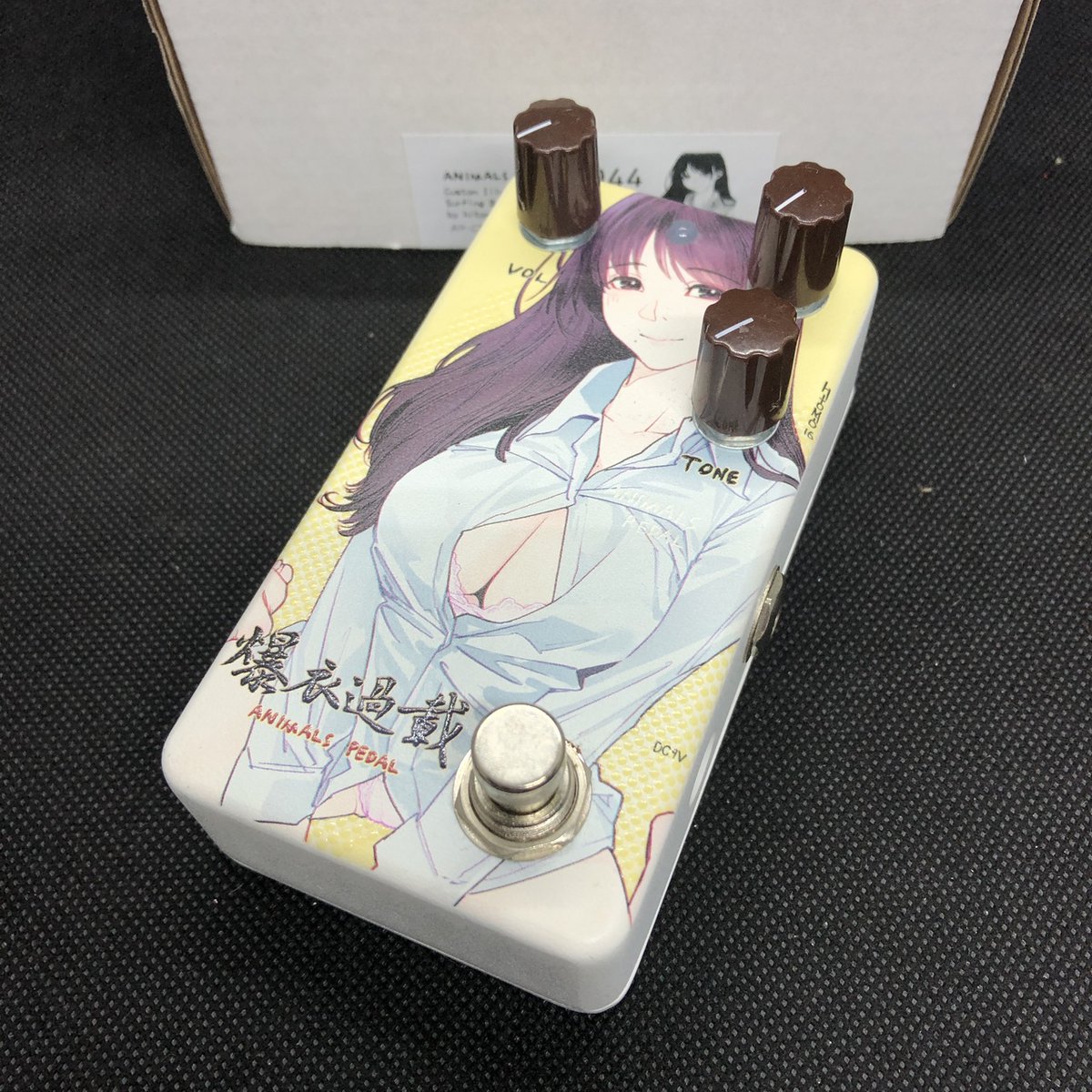 ANIMALS PEDAL エフェクターhitomio拾六 \"爆衣過載“ Animals Pedal (アニマルズペダル) Custom Illustrated より