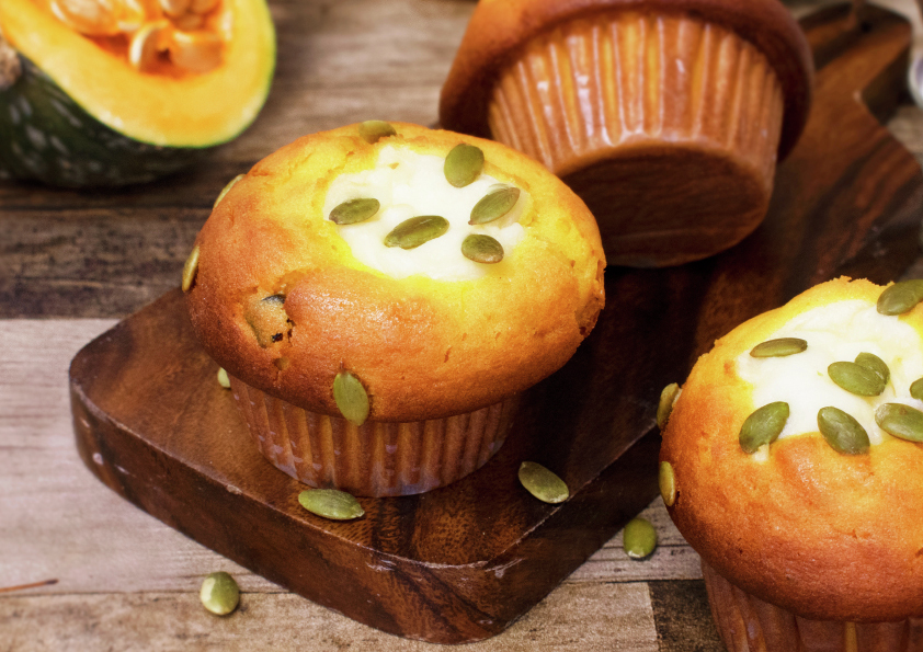 季節限定商品🥯10/1(水)～販売開始！

【北海道パンプキン＆チーズクリーム】
北海道えびすかぼちゃを使用したあんを練り込んだマフィン生地で、チーズクリームを包み込みました。
さくっとしたパンプキンシードの食感が楽しい、秋の人気マフィンです🧡

※一部お取り扱いのない店舗もございます