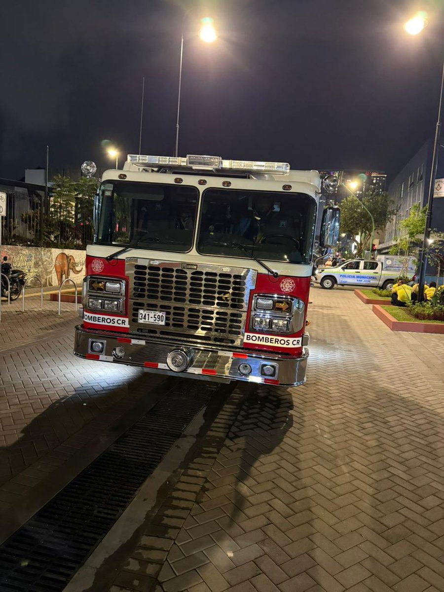 DiegoMirandaSJO's tweet photo. No podía caer más bajo La Nación y su pseudo periodismo:

Anoche un camión de bomberos -que no tiene permitido por su peso ingresar a bulevares- rompió las rejillas del nuevo paso peatonal. 

La ”periodista” saca un titular con una pregunta donde sugiere que se robaron las rejillas, con el objetivo conseguir algunos ”clicks” y posicionar que San José es una ciudad insegura. 

Dan pena…