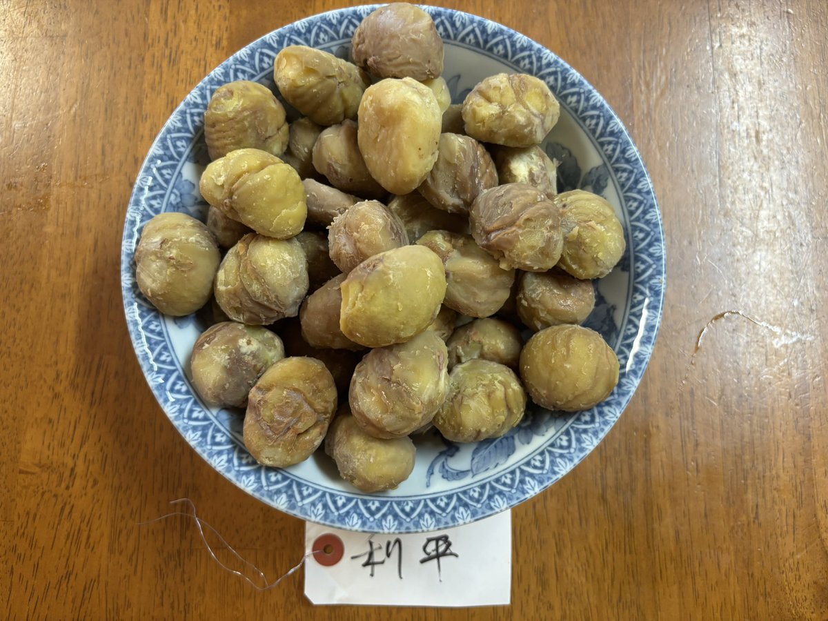 honashl's tweet photo. 今日は朝から自宅で栗むき😅

昨日、矢尾百貨店さんの産直コーナーで購入した栗🌰
なんと１つも虫食い無し🤩しかも綺麗にむけました！
長瀞の小林さんが出品されています。

朝から小さな幸せをいただきましたので、今日もいい日になりそうです✨

#矢尾百貨店　#栗　#秩父市 https://t.co/4AF5k1m3mI