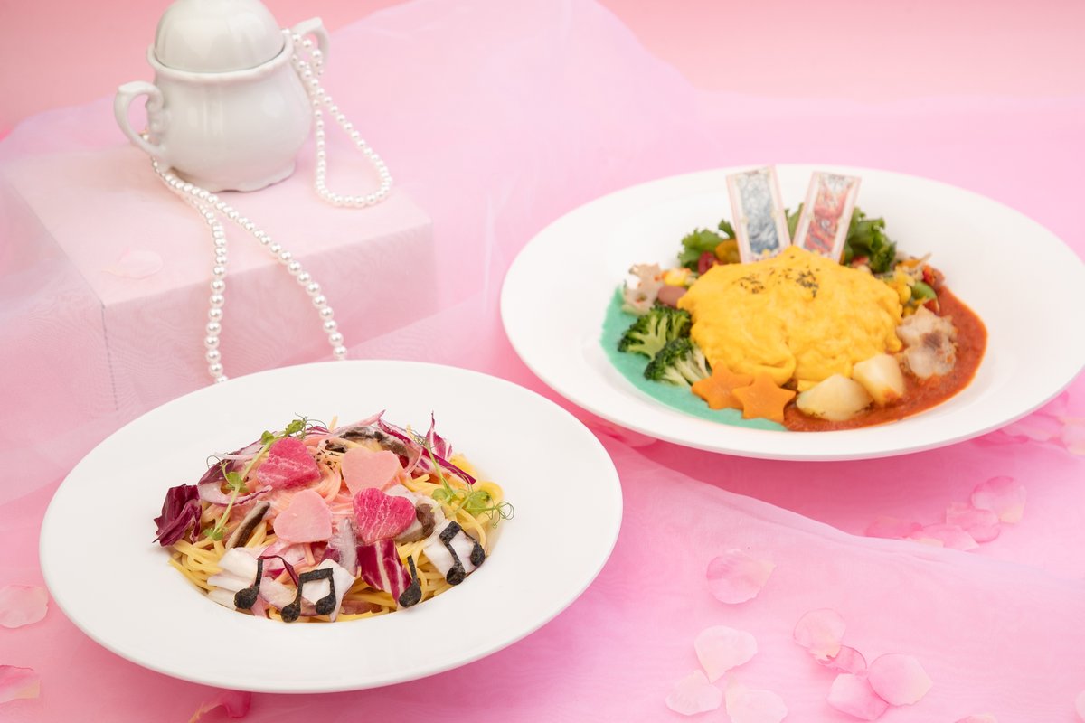 CCsakura_cafe's tweet photo. --------------------------------- 
💐カードキャプターさくらcafe ~さくらと知世のティーパーティー~💐
 --------------------------------
【フード紹介】
カードキャプターさくらの世界観をイメージしたメニューも盛りだくさん🌸
本日はフードをまとめてご紹介✨
オムカレーはアクアとブレイズがぶつかり合う様子を表現した2色のルーが特徴👀
知世ちゃんをイメージしたパスタは、♡や♪が乗ったかわいらしいメニューです💕

詳細はこちらから❣
⏬
https://t.co/U7rW9eCBrm

#カードキャプターさくら
#ccsakura