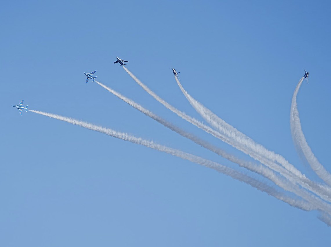 Hi_DesignFocus's tweet image. 大洗花火大会でのブルーインパルス

初めて無線でパイロットさんの生声聞きながら見たら震えました

#大洗花火大会 2025
#ブルーインパルス