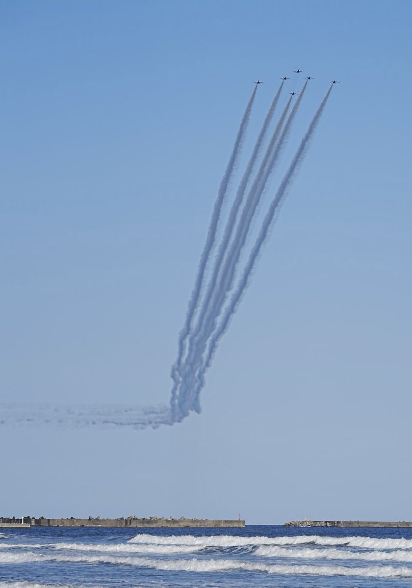 Hi_DesignFocus's tweet image. 大洗花火大会でのブルーインパルス

初めて無線でパイロットさんの生声聞きながら見たら震えました

#大洗花火大会 2025
#ブルーインパルス