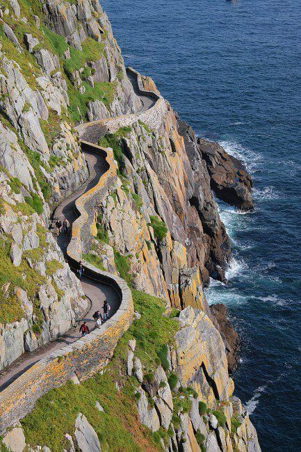 On a nice autumn day, I really want to walk along that path!🐿️
🍂Cliffside Path, Skellig Michael, Ireland🍃