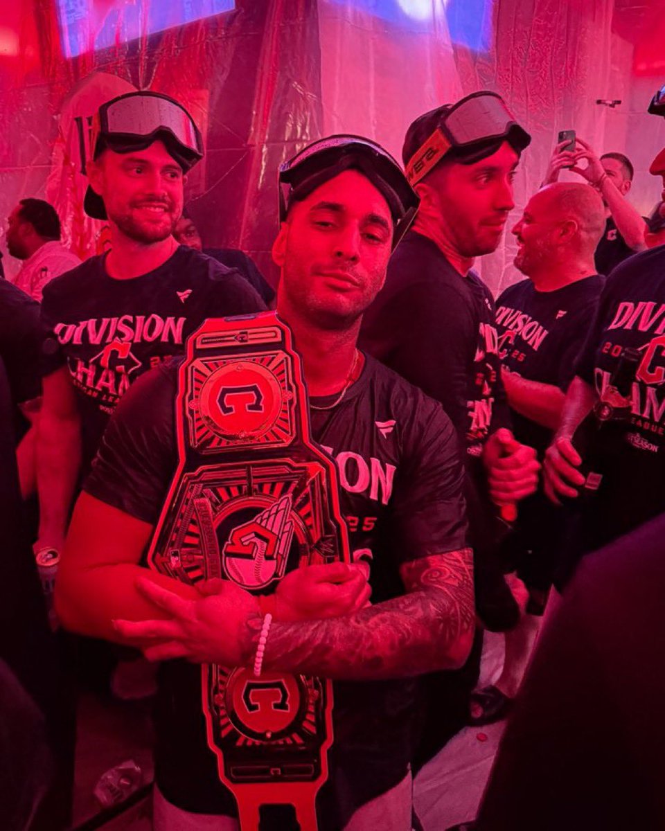 epik_Duck_'s tweet image. @CleGuardians sooooo when’s the statue being built? #Rocchio #GuardsBall #guardians #Cleveland #indians #statue #MVP