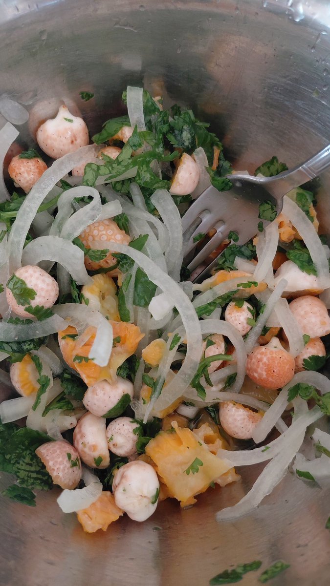 Digüeñes...
...ensalada mapuche.

Un delicatesen, gourmet...

Un plato distinto hoy.