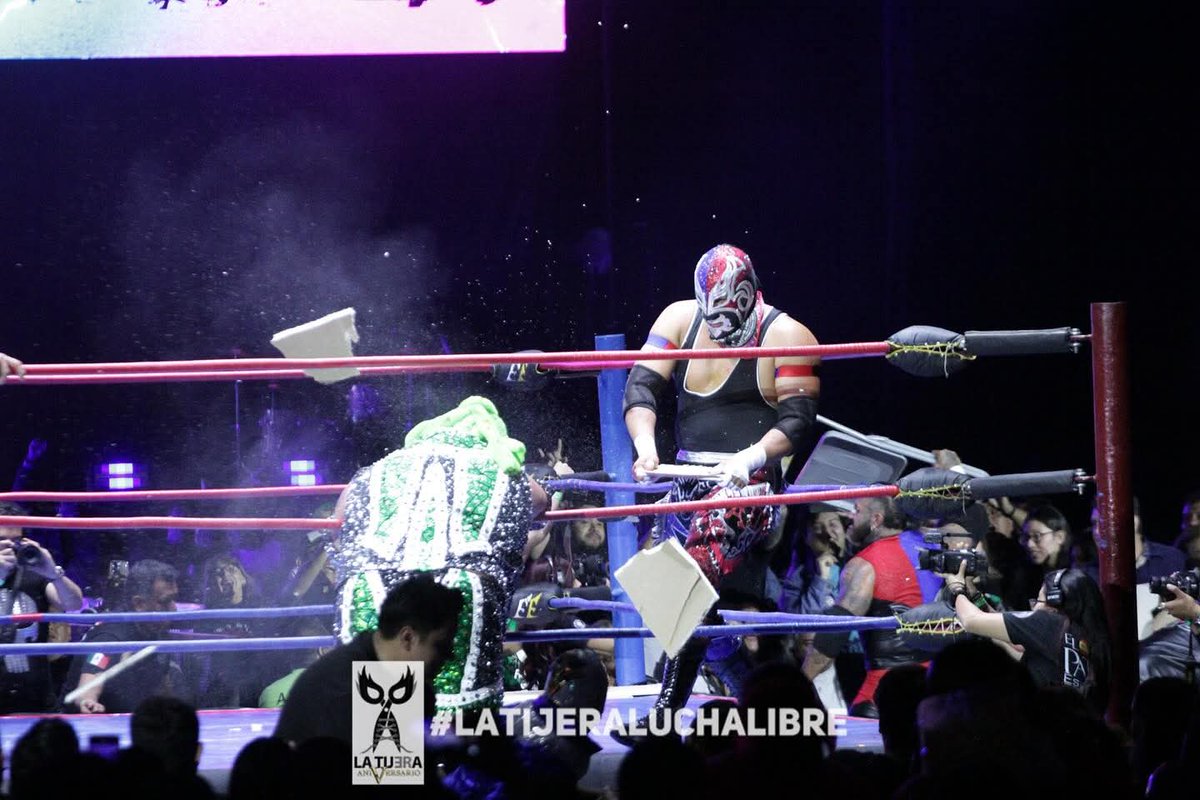 LaTijeraLucha's tweet photo. El triunfo es del #Negocio, #FreseroJr y #DemonioInfernal, #AtomikStar derrotan a la #PuerquizaExtrema de #PigDestroyer y #PigDestructor y a #LosDelRancho #ElDelNorte y #ElDelSur en una tremenda unión y batalla entre las facciones que dominan el territorio independiente
#latijera https://t.co/TAPNjDIpav
