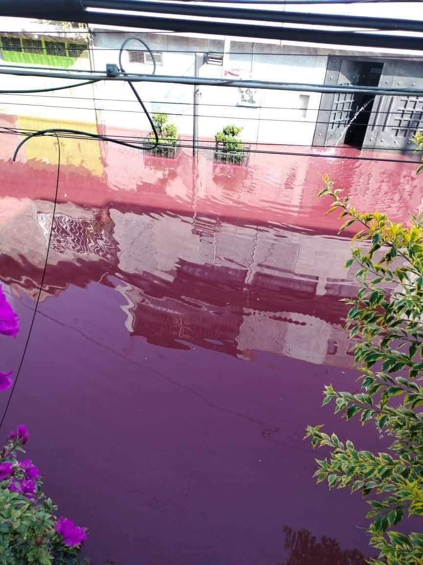 .<a href="/pciviledomex/">Protección Civil del Estado de México</a> desde las 5:00 PM se reportó a las autoridades omisas del <a href="/GobNeza/">Gobierno Municipal de Nezahualcóyotl</a> y no atendieron.

“En la calle Azcapotzalco, entre avenida Pantitlán y calle petróleos en Nezahualcóyotl el agua está de color rojo y huele a combustible”