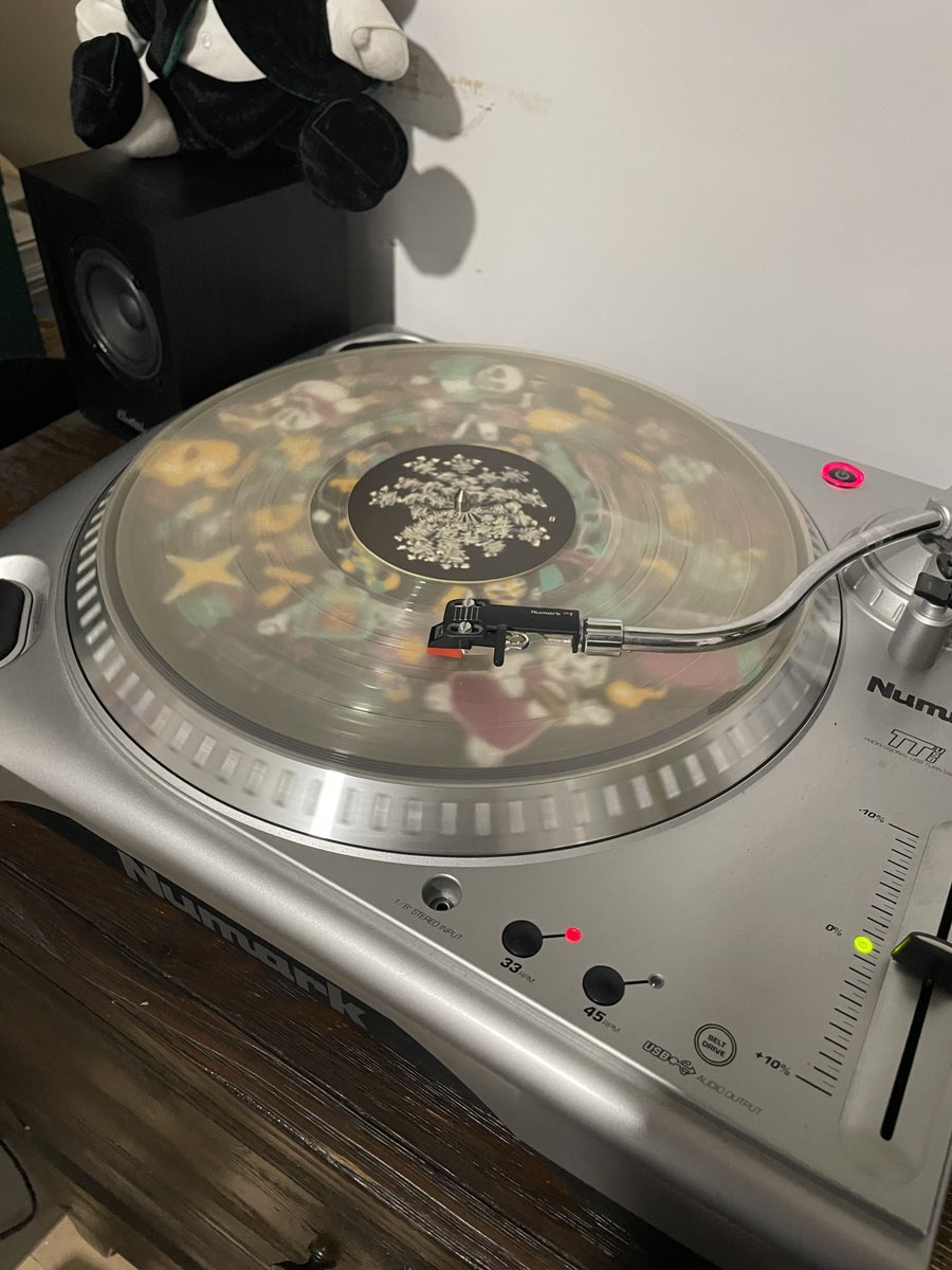 Antoine15159430's tweet photo. Le vinyle est arrivés, je suis tellement content, il marche bien et il est tellement beau, j'ai bien aimé tous les petit bonus, j'avais complètement oubliés le code pour l'album en digital, donc j'ai dus créer pour l'occasion mon premier compte bandcamp. https://t.co/VzLeoDw2yP