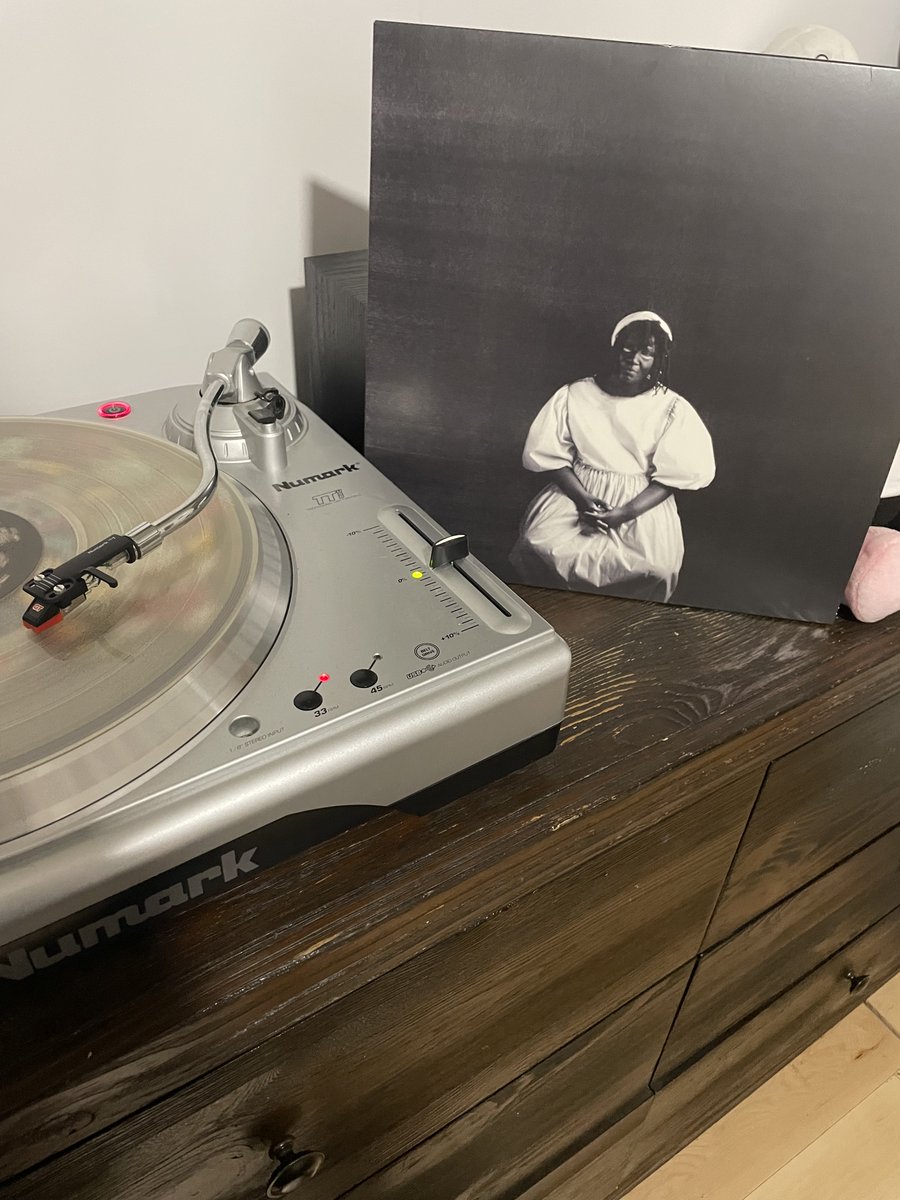 Antoine15159430's tweet photo. Le vinyle est arrivés, je suis tellement content, il marche bien et il est tellement beau, j'ai bien aimé tous les petit bonus, j'avais complètement oubliés le code pour l'album en digital, donc j'ai dus créer pour l'occasion mon premier compte bandcamp. https://t.co/VzLeoDw2yP