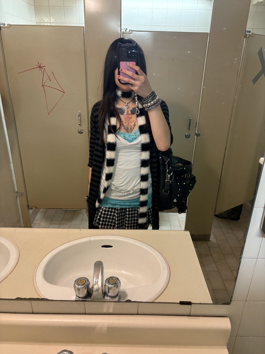 koolaidbong's tweet image. It's hard to be this beautiful and fitted up...