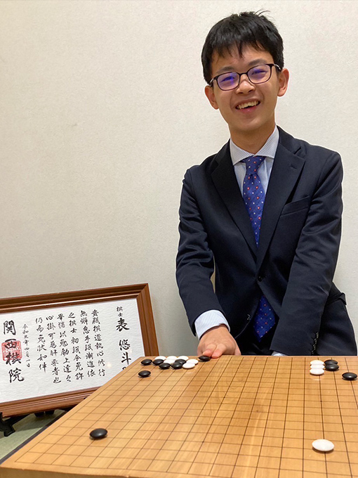 Sparg0igo's tweet image. 囲碁棋士紹介➆

⭐表悠斗三段

IQ365かという記憶力。
人の碁も一度見たら鮮明に憶える能力を持ちます。

人柄は親しみやすく、後輩にもいつも優しいです。
彼が部屋にいると安らぎの空間が流れます

棋風は石を撒いて各地方で陣地を作るイメージ

#囲碁棋士紹介