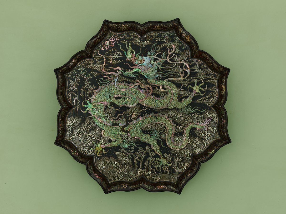 ShanghaiMuseum's tweet image. This dish is delicately decorated with pieces of mother-of-pearl as thin as hair. Radiating blue, red and green colors, it is a masterpiece of Yuan dynasty lacquerware.

#NowOnView at #WhenRubyVieswithEmerald

黑漆螺钿海水龙纹菱花形盘
©Tokyo National Museum