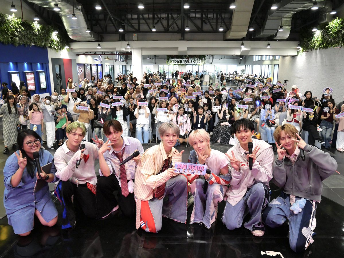 JAMHEADS_ID's tweet photo. 【#JHinJKT】 ── September 27th, 2025
💌 To: #JAMHEADS 

Thank you for coming back to Jakarta, Indonesia🇮🇩 お疲れさまでした！
Thank you for creating such wonderful memories with us✨✨
ICY Indonesia are so happy to finally meet you again after a year of waiting🥺

We’re also glad to connect with ICY from Japan🇯🇵🩵 We hope ICY enjoyed our little souvenirs, and let’s continue to get along in the future🤝

We hope everyone had a great stay here! We’ll be waiting for the next time JAM HEADS return to Jakarta😉
Until we meet again~

— ICY INDONESIA💎✨