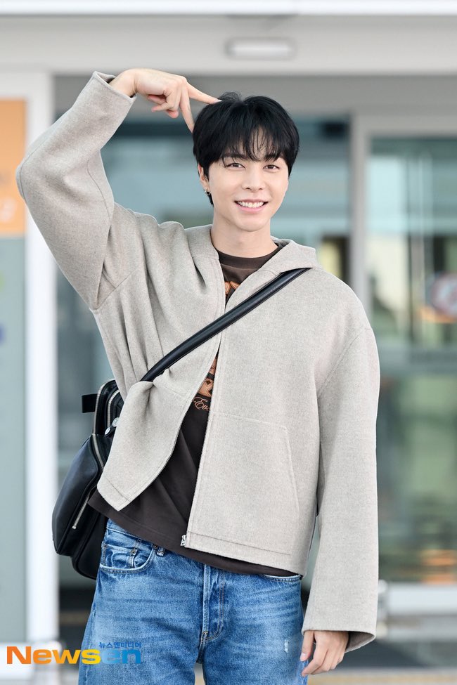 may β°β΅ πΆπβββ (@neowoozone) on Twitter photo JOHNNY SUH RETOUR Γ PFW β€οΈ
#AcneStudiosXJohnnySuh
#AcneStudios 
<a href="/acnestudios/">Acne Studios</a> JOHNNY SUH RETOUR Γ PFW β€οΈ
#AcneStudiosXJohnnySuh
#AcneStudios 
<a href="/acnestudios/">Acne Studios</a>
