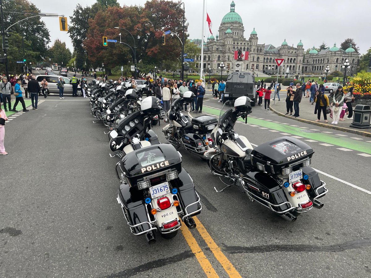 VPDTrafficUnit's tweet image. Motor Officers from @VancouverPD and @vicpdcanada led parade today to #BCLawEnforcementMemorial at the Legislature Assembly Of BC #BCLEM #HonourTheFallen #NeverForget