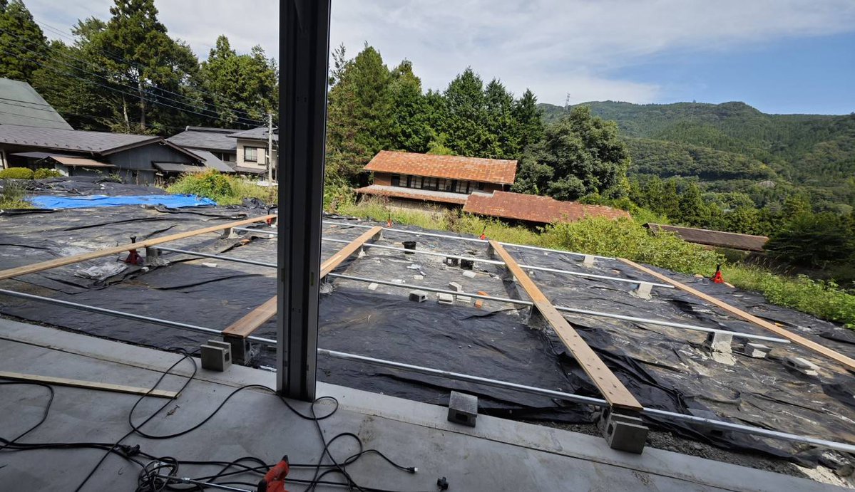 mokuseidayo's tweet image. ウッドデッキと並行してガレージの床を作っています。

その2つが出来れば子供達を呼んで遊べるようになるので、そこまで最速で作ってから漫画を再開したいと思います。…