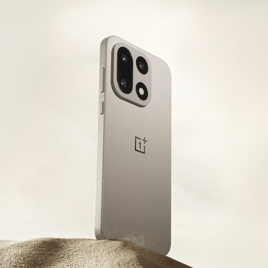 DaTechPro1's tweet image. Meet the all new OnePlus 15
.
New Fresh design,
Sleek, Simple and the Texture &amp;amp; feel is truly an immersive touch &amp;amp; too premium to say the least, the Nano Ceramic Material is even stronger than Titanium!

#OnePlus15 #OnePlus #smartphone #Trending