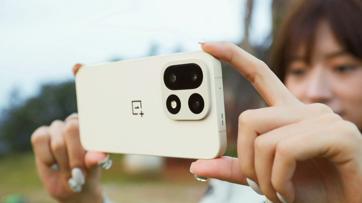 DaTechPro1's tweet image. Meet the all new OnePlus 15
.
New Fresh design,
Sleek, Simple and the Texture &amp;amp; feel is truly an immersive touch &amp;amp; too premium to say the least, the Nano Ceramic Material is even stronger than Titanium!

#OnePlus15 #OnePlus #smartphone #Trending