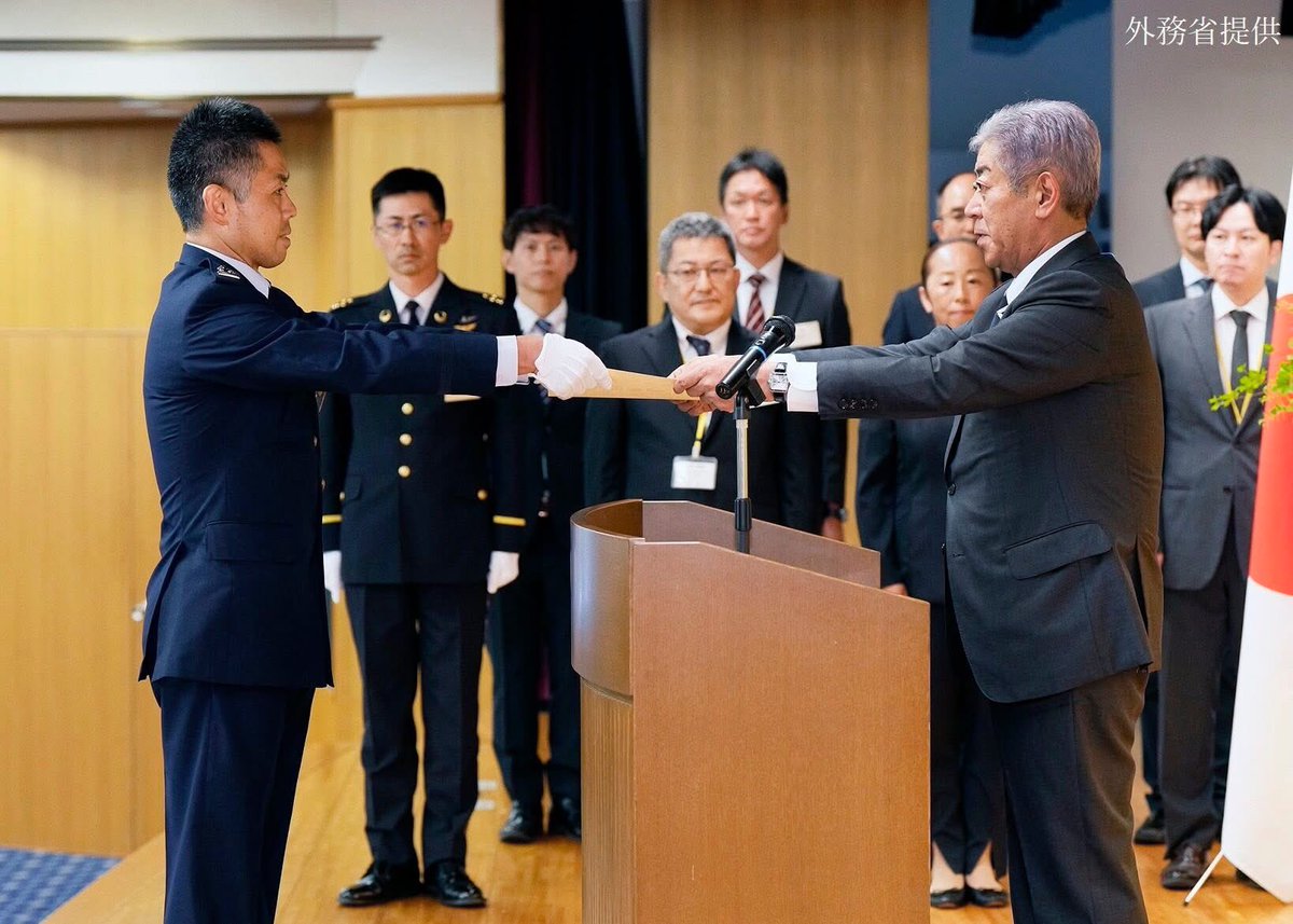ModJapan_en's tweet image. JSDF personnel who engaged in the international disaster relief activities in #Myanmar this April received letters of appreciations from FM IWAYA for their contribution on Sep 12.
In the award ceremony, the Minister expressed his deep gratitude to personnel.