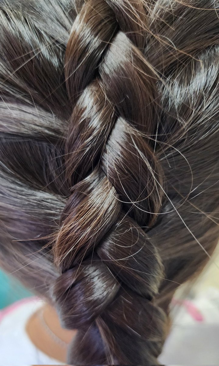 오늘 늦게 일어나 냅다 머리만 감고 산발 상태로 출근.
할 수 없이 교실에서 머리를 쫑쫑 땋았는데 우리반 꼬꼬마들이 "우와!!! 루미 머리다!!! 나도 하고 싶다! 우리 엄마는 못하는데!"
.........조용히 희망자 받아서 땋아줌.
너무 신나함. 
케데헌의 여파가 머리 땋기까지!
(안으로 넣어 땋아야 함)