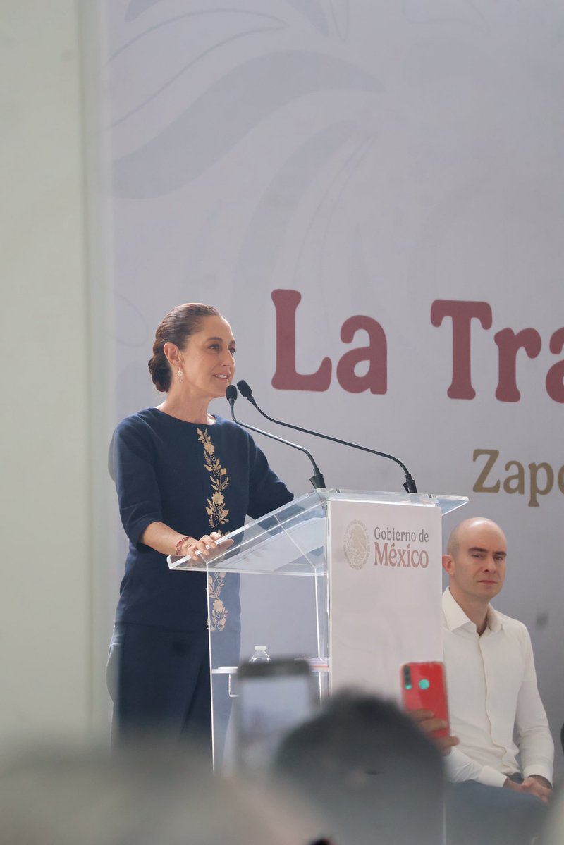 itzulBarrera's tweet image. Transformar un país es cosa de gigantes; y en México, sin duda, tenemos una gigante como presidenta.

Gracias por querer tanto a Jalisco, presidenta. Desde acá la queremos, la respaldamos y cuidamos su trabajo.

Caminar a su lado no solo es un honor: es ser testigos y…