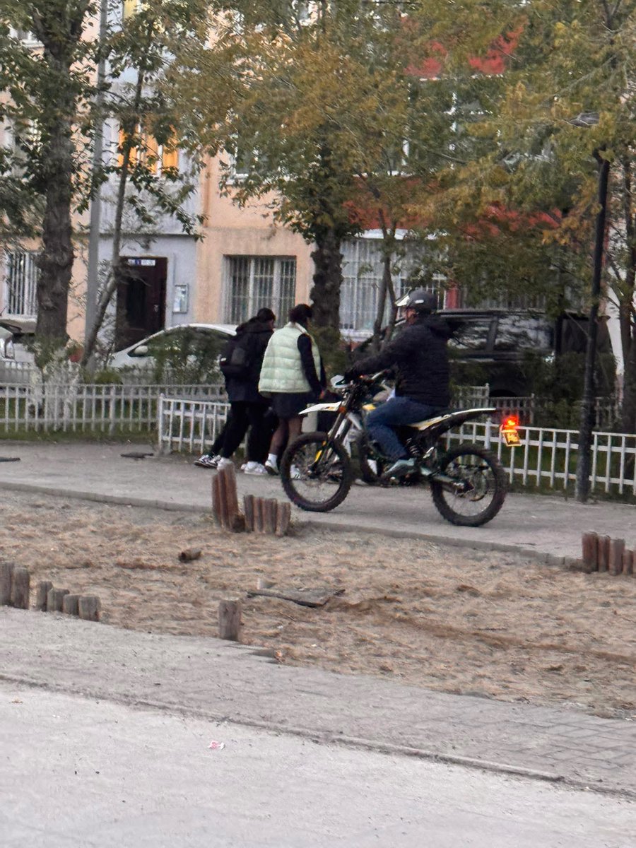 Аливаа гэмт үйлдлийг таслан зогсоохгүй бол, илрэл нь хөгжөөд л байдаг.

Сүхбаатар дүүргийн цагдаагийн 1-р хэлтэс, Тээврийн цагдаагийн алба хоёр нэгдэж, манай тоглоомын талбай дээр үүссэн цахилгаан тээврийн хэрэгсэл ашиглаж танхайрсан асуудал дээр сургуулиудын захиргаа удирдлагад