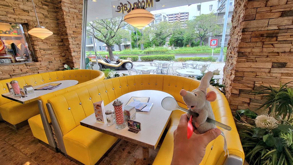 TOMOTAK11791694's tweet photo. 横浜にある最高のアメリカンダイナー『MOON Cafe』にやって来ました‼️ここは本当に凄く居心地が良かったです‼️店内は、まるで古き良きアメリカにタイムスリップしたような気分にさせてくれました‼️外にあるオシャレな車も最高にクールで、イカすぜ‼️後、ここのメロンソーダはとても美味しかったです👍 https://t.co/S19ZRlinfE
