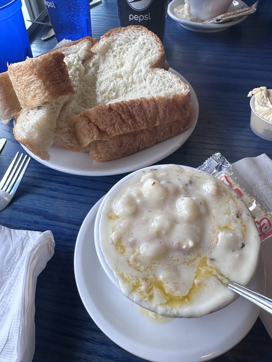 marisapieper's tweet photo. today I walked ~2 miles and i had clam chowder with house made bread for lunch 😍 https://t.co/Tj0PKZvReK