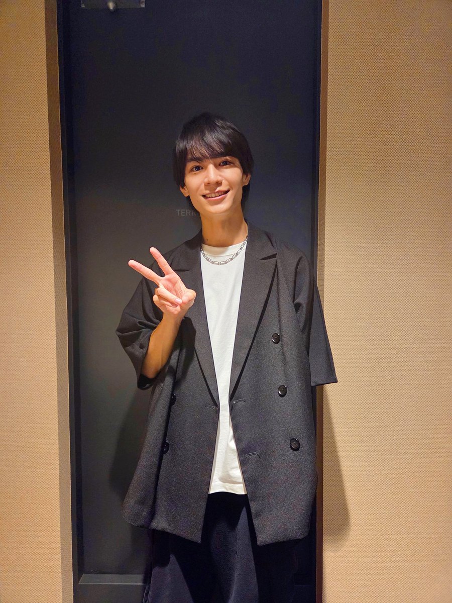 【送料無料】溝口琢矢さん掲載ページ（約A3サイズ）＃5442 Amazon.co.jp: 溝口琢矢ファースト写真集 QUIET！【電子版特典付