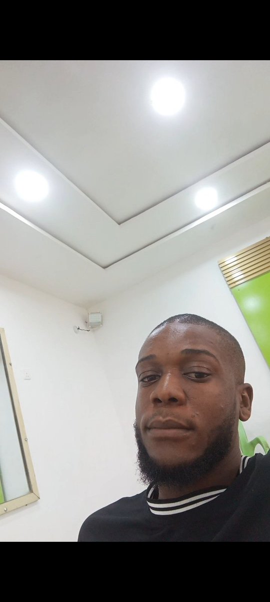 Pharm_Meks's tweet photo. Proof that lowcut is the best haircut for handsome men 💇🏾‍♂️ https://t.co/y6YU8mNuL7