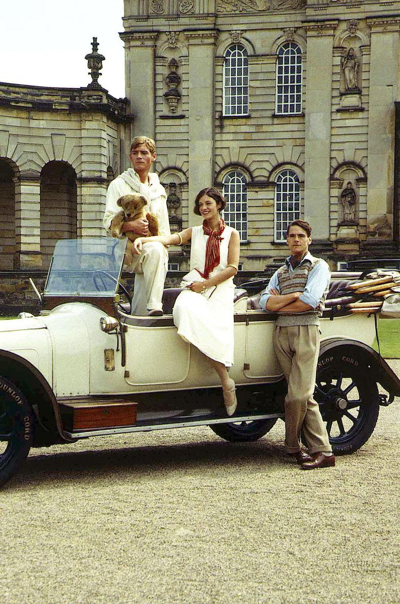 ParnanenSari's tweet image. #ClassicLitMonday
#BookChatWeekly

Sometimes, I feel the past and the future pressing so hard on either side that there&apos;s no room for the present at all.

Brideshead Revisited
Evelyn Waugh