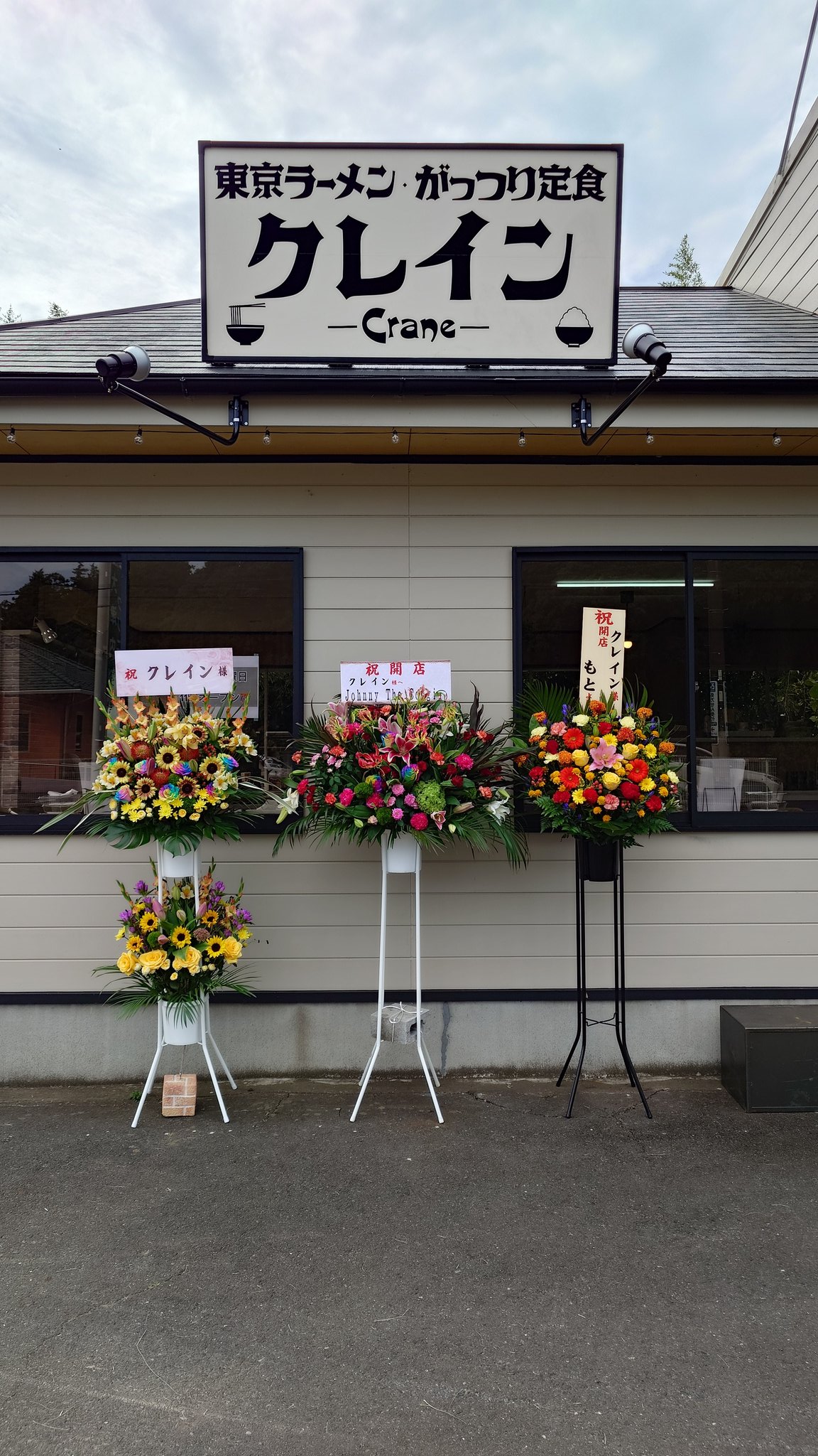 木彫りのコーギー（虹の橋を架ける大工さん） コーギーの虹の橋を架ける大工さん - メルカリ