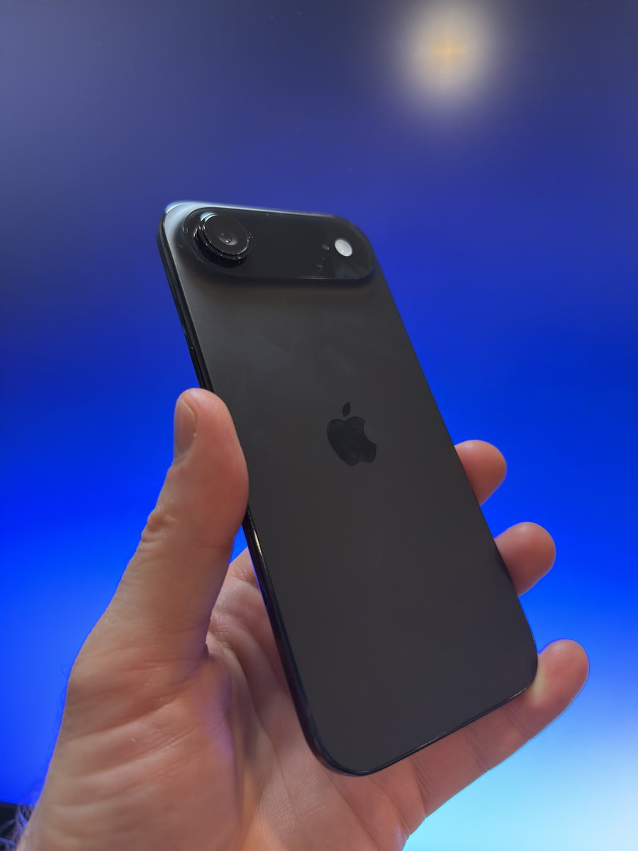 Сдал всё-таки сегодня iPhone Air. Остаюсь на 16 Pro Max. Тактильно эйр хорош, но к этому привыкаешь буквально за несколько часов и не замечаешь. И это никак не перевешивает тех недостатков, которые в нем есть.