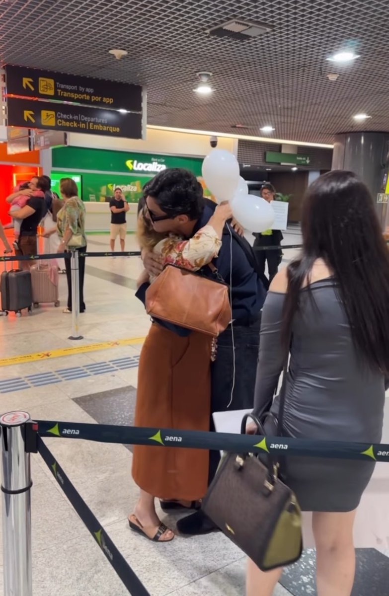 eubemba's tweet photo. Acho que tá todo mundo emocionado nesse momento. 

Posso te falar: Esse é o verdadeiro amor!! 

Que você se sinta amado e acolhido. Que cada abraço desses te traga mais forças para vc se reerguer e continuar. 

🤍💙💙🙏🏻🙏🏻🙏🏻 https://t.co/2IJoRBOi77