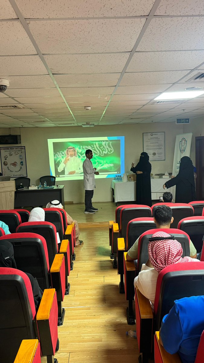 jeddeafc's tweet image. بمناسبة #اليوم_العالمي_للغة_الإشارة أقام #نادي_الصم_بجدة ورشة عمل لموظفي مستشفى الجدعاني الجديد عن اساسيات لغة الإشارة، 
بهدف تعزيز التواصل ودمج الصم مع المجتمع. 
الورشة قدمتها كل من المدربتين والمترجمتين 
أ. شذى الحربي وأ. صفا بامسلم نائبة رئيس مجلس إدارة النادي.