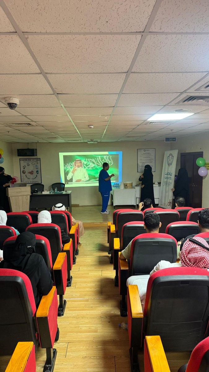 jeddeafc's tweet image. بمناسبة #اليوم_العالمي_للغة_الإشارة أقام #نادي_الصم_بجدة ورشة عمل لموظفي مستشفى الجدعاني الجديد عن اساسيات لغة الإشارة، 
بهدف تعزيز التواصل ودمج الصم مع المجتمع. 
الورشة قدمتها كل من المدربتين والمترجمتين 
أ. شذى الحربي وأ. صفا بامسلم نائبة رئيس مجلس إدارة النادي.