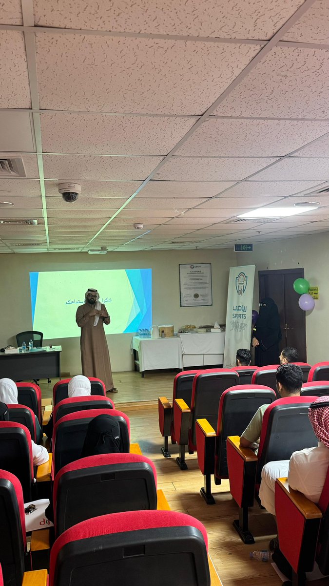 jeddeafc's tweet image. بمناسبة #اليوم_العالمي_للغة_الإشارة أقام #نادي_الصم_بجدة ورشة عمل لموظفي مستشفى الجدعاني الجديد عن اساسيات لغة الإشارة، 
بهدف تعزيز التواصل ودمج الصم مع المجتمع. 
الورشة قدمتها كل من المدربتين والمترجمتين 
أ. شذى الحربي وأ. صفا بامسلم نائبة رئيس مجلس إدارة النادي.