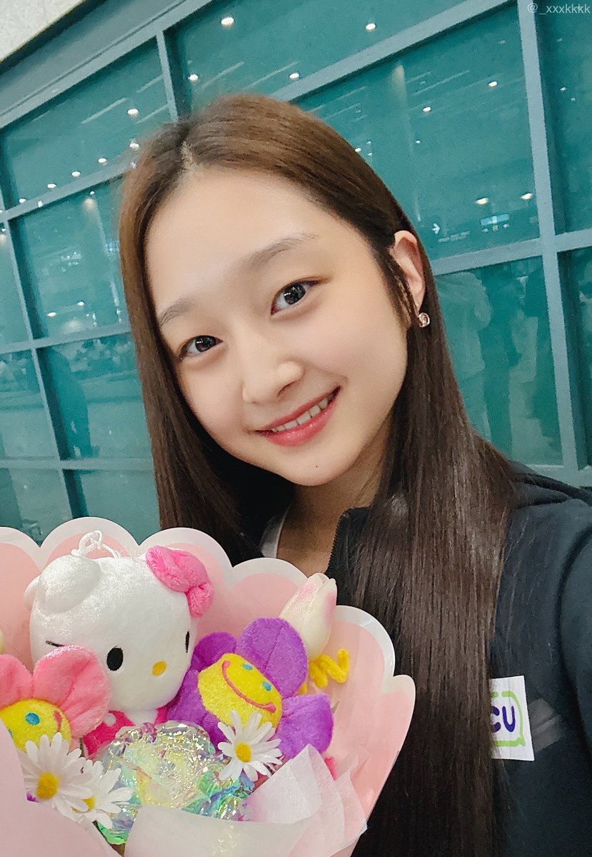 지아 메달이 캐리어 안에 있었는데 팬들이 궁금해하니까 가져올게요! 하고 호다닥 달려가서 꺼내왔어🥹 마이엔젤🪽