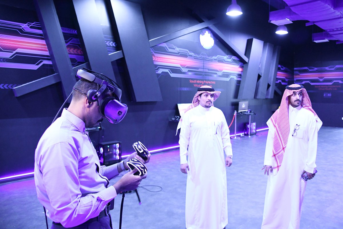 استقبل مدير عام #المعهد_السعودي_التقني_للتعدين، عبدالله بن عامر العتيبي، نائب الرئيس للموارد البشرية في شركة الأنابيب العربية، دخيل المطيري، والوفد المرافق له، حيث اطّلعوا على المعامل والورش الفنية، وتعرّفوا على أحدث برامج التدريب في مجالات السلامة وقطاع التصنيع، وذلك في إطار