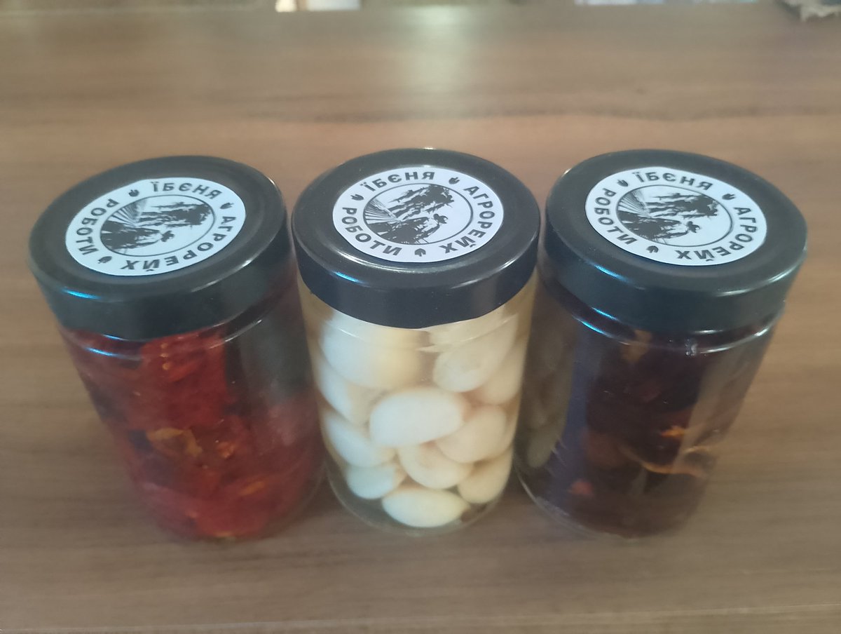 Уродилося у їбєнях.

Часник маринований - 100 грн.

Помідори в'ялені у олії - 250 грн.

Сливи в'ялені у олії - 200 грн.

Об'єм 0.37 л

Пишіть у приват.